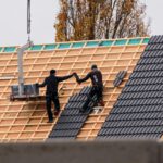 Dachdecker decken ein Ziegeldach