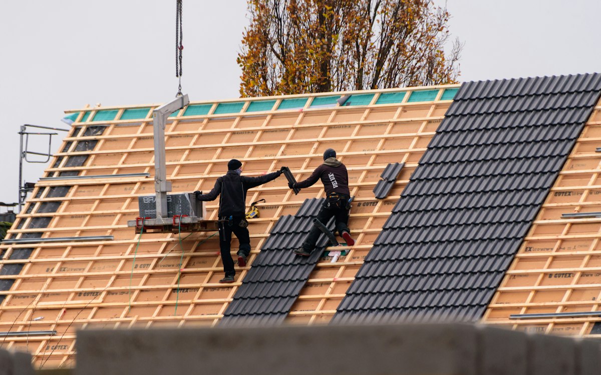Dachdecker decken ein Ziegeldach