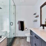 Modernes Badezimmer mit neuen Fliesen