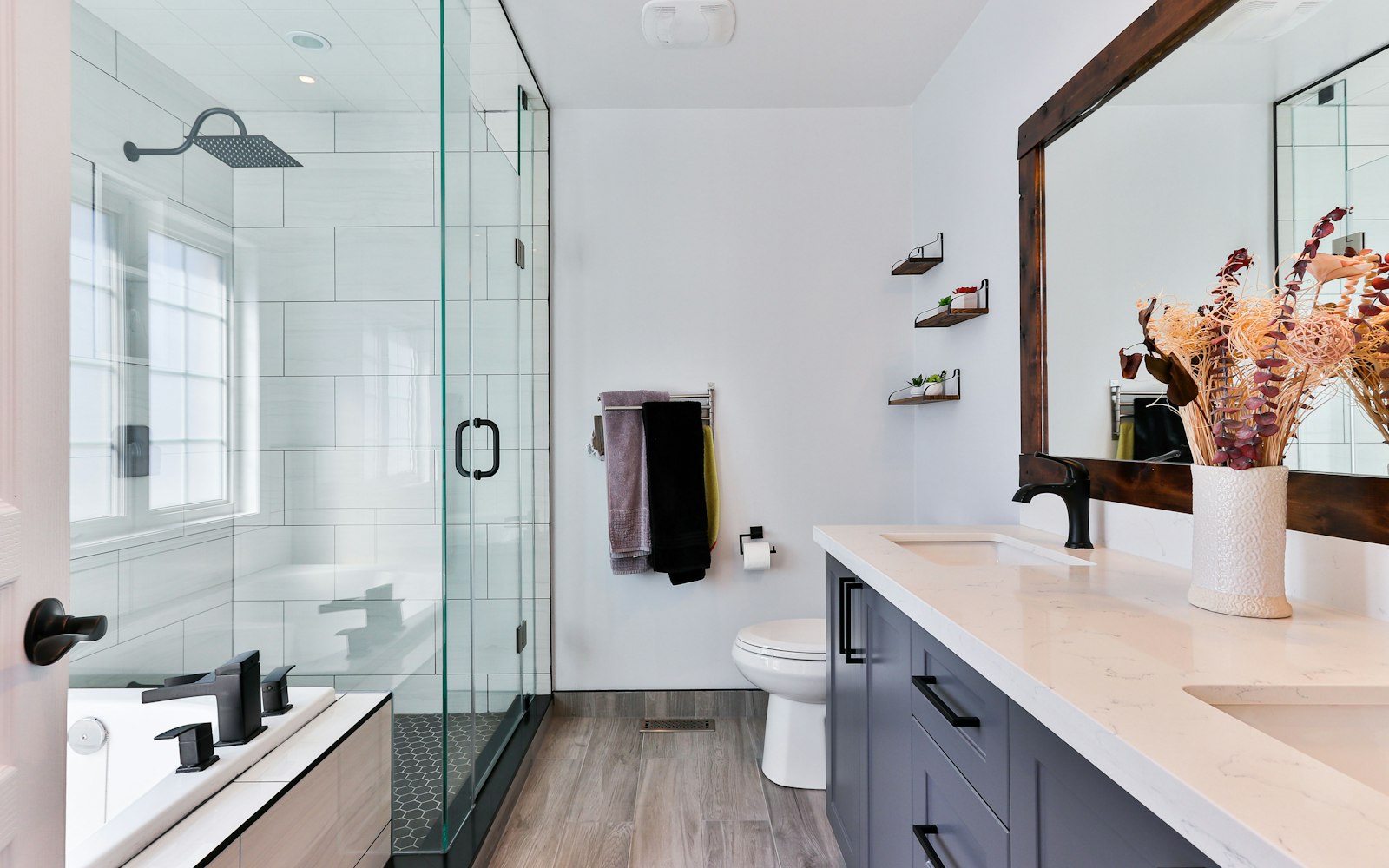 Modernes Badezimmer mit neuen Fliesen