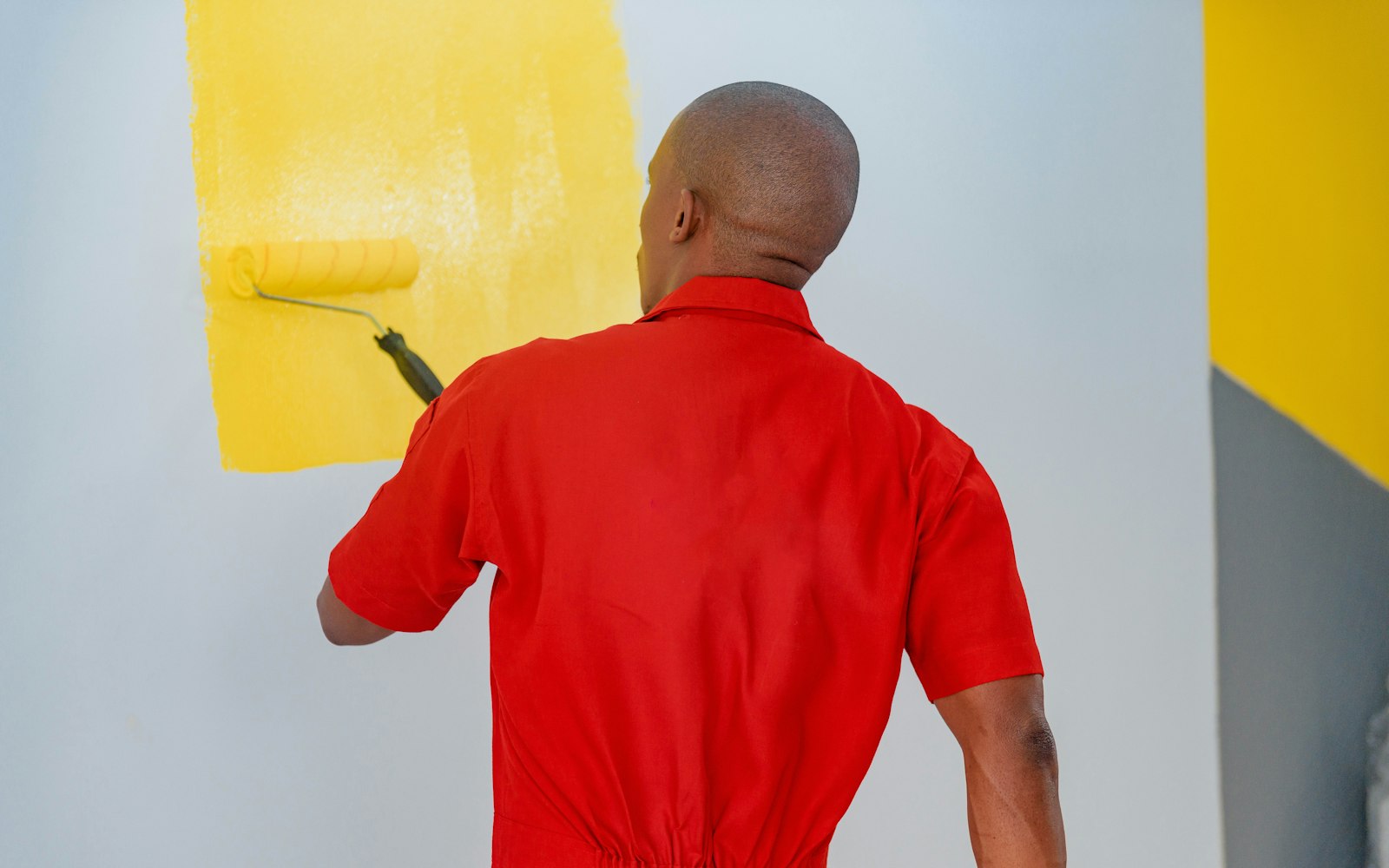 Maler streicht eine Wand