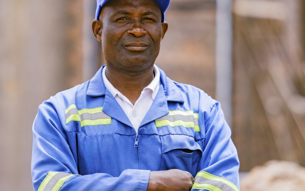 Freundlicher Handwerker in Arbeitskleidung