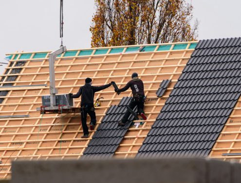 Dachdecker decken ein Ziegeldach