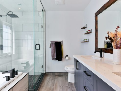 Modernes Badezimmer mit neuen Fliesen