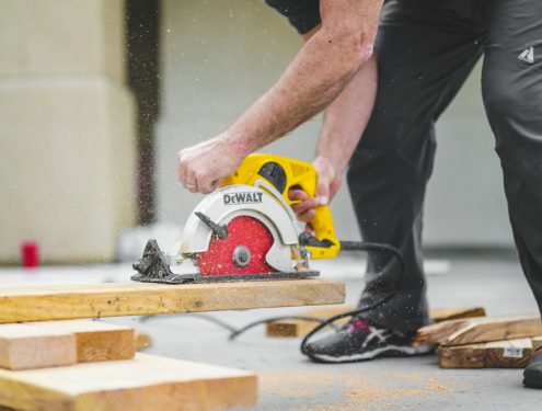 Handwerker schneidet Holz bei einer Renovierung
